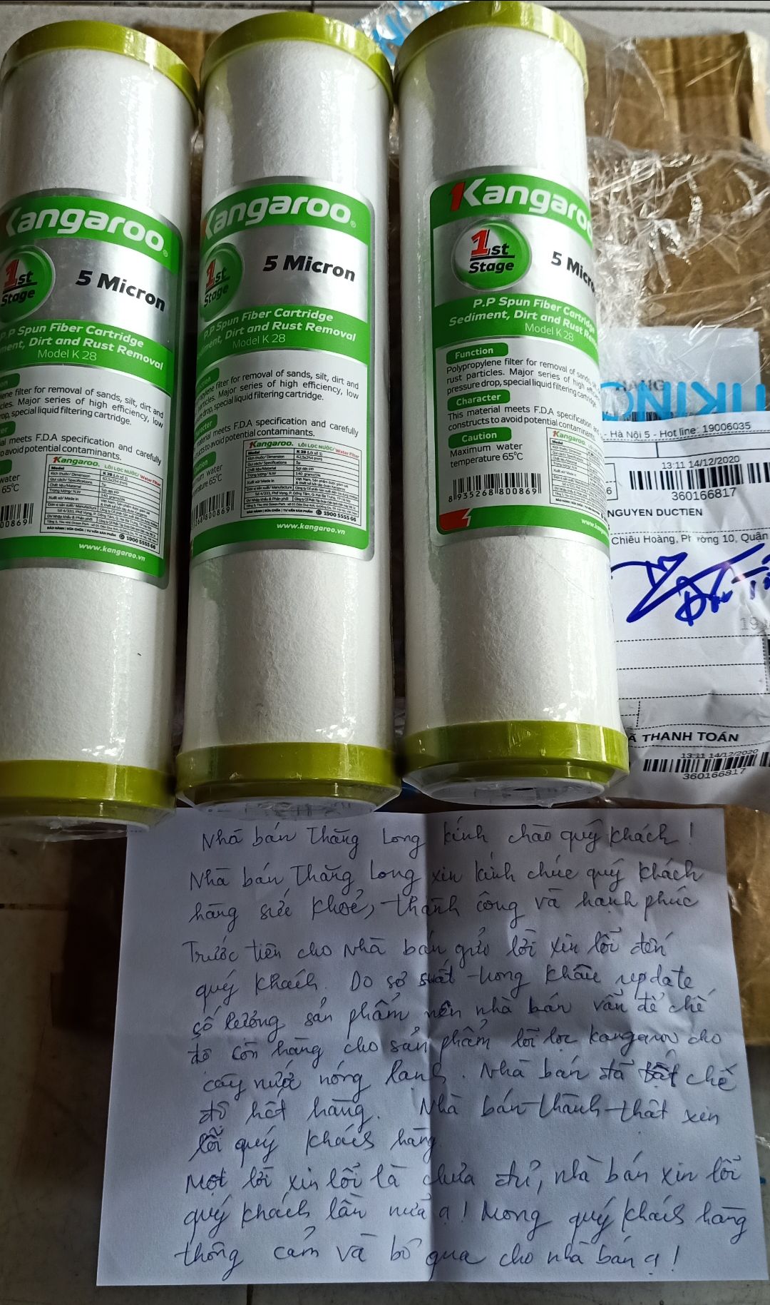 Tôi mua 3 lõi lọc Sediment + carbon cho máy nóng lạnh. Giao tới cho tôi 3 lõi lọc số 1 của máy lọc nước Kangaroo.
Còn có giấy xin lỗi viết tay bỏ vào thùng hàng tự nhận là nhà bán hàng Thang Long nào đấy.
Tôi không cần lời xin lỗi kiểu này vì tôi không thấy thành ý mà thấy các bạn coi thường khách hàng quá. 
Tôi chỉ yêu cầu các bạn giao đúng hàng tôi đã đặt. Nếu hết hàng thì thông báo để tôi mua chỗ khác, hoặc đợi đến khi có hàng, chứ đừng giao cho tôi món hàng không thể sử dụng được cho xong việc các bạn như thế này.
Tôi đang đợi Tiki xử lý!