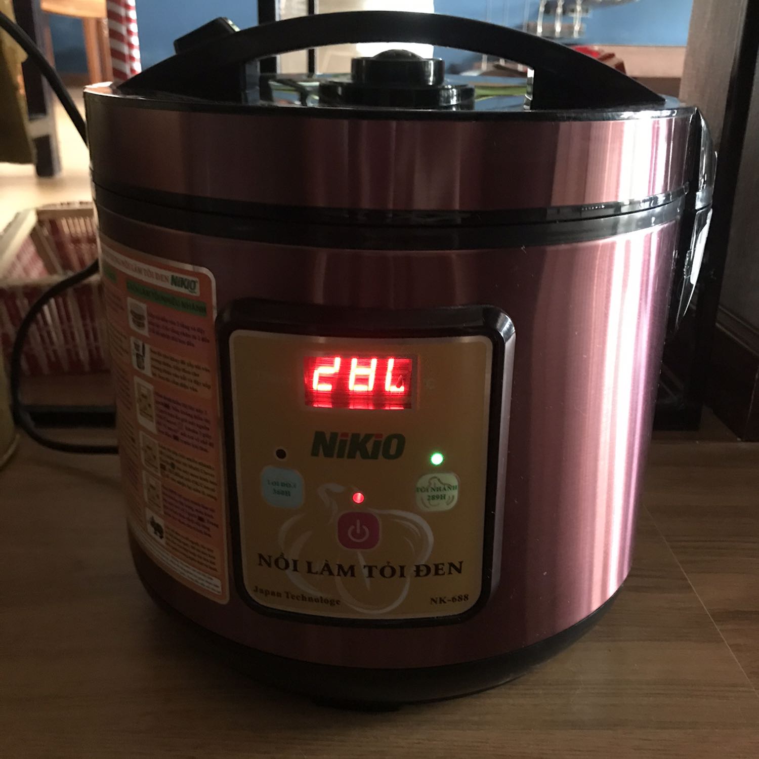 Mẻ tỏi cực hài lòng. Nhà mình mua tỏi cô đơn nhưng nhỏ nên mình để chế độ của tỏi nhánh, mẻ tỏi vừa ngon ngọt, vừa dẻo, máy làm tỏi nếu để ở phòng khách hay nơi rộng rãi chút thì ko nghe mùi tỏi, nếu để trong phòng thì nghe nhưng ko quá nồng. Theo kinh nghiệm 2 lần thành công từ máy thì tỏi cô đơn thì làm đc 1,5kg là vừa lun. Nhớ làm xong mang tỏi ra phơi trong mát 1-2 ngày rồi bỏ tủ lạnh.