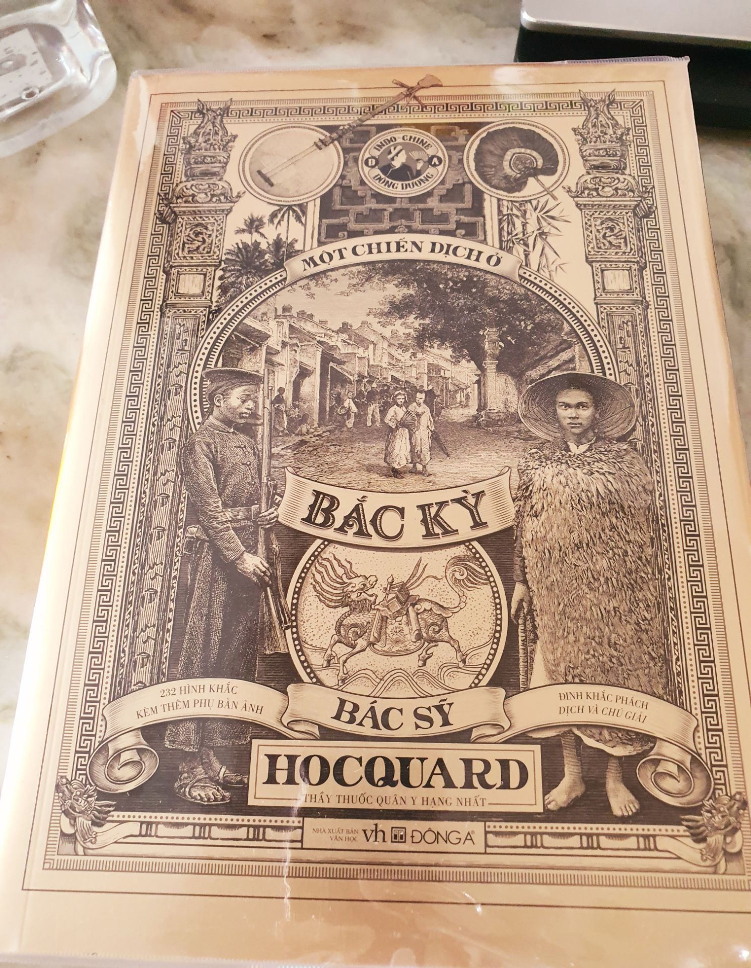 Giao nhanh. Ai cũng nên mua để nhà 1 cuốn nha. Nội dung hay khỏi bàn.
Tuy nhiên, có vẻ Đông A canh lề rộng quá  nên cuốn này kiểu bị quá khổ không cần thiết. Hoặc làm vậy để đọc giả ghi chú gì chăng. 

Về hộp ảnh đi kèm: Giấy cứng đẹp khó bị gãy mà của mình bị gãy 1 góc không nhiều nhặn gì nhưng nom khó chịu. 
Cái tag giá dán ở sau sách cũng không xé ra trước khi bọc bookcare 🙂 Mà do Tiki tự chọn bookcare mà mình không để ý chứ mình muốn nguyên seal vì giờ chưa đọc.
Chắc do tự tin với bìa cứng & đã bao nên không có lớp bọc chống sốc nào luôn 😂