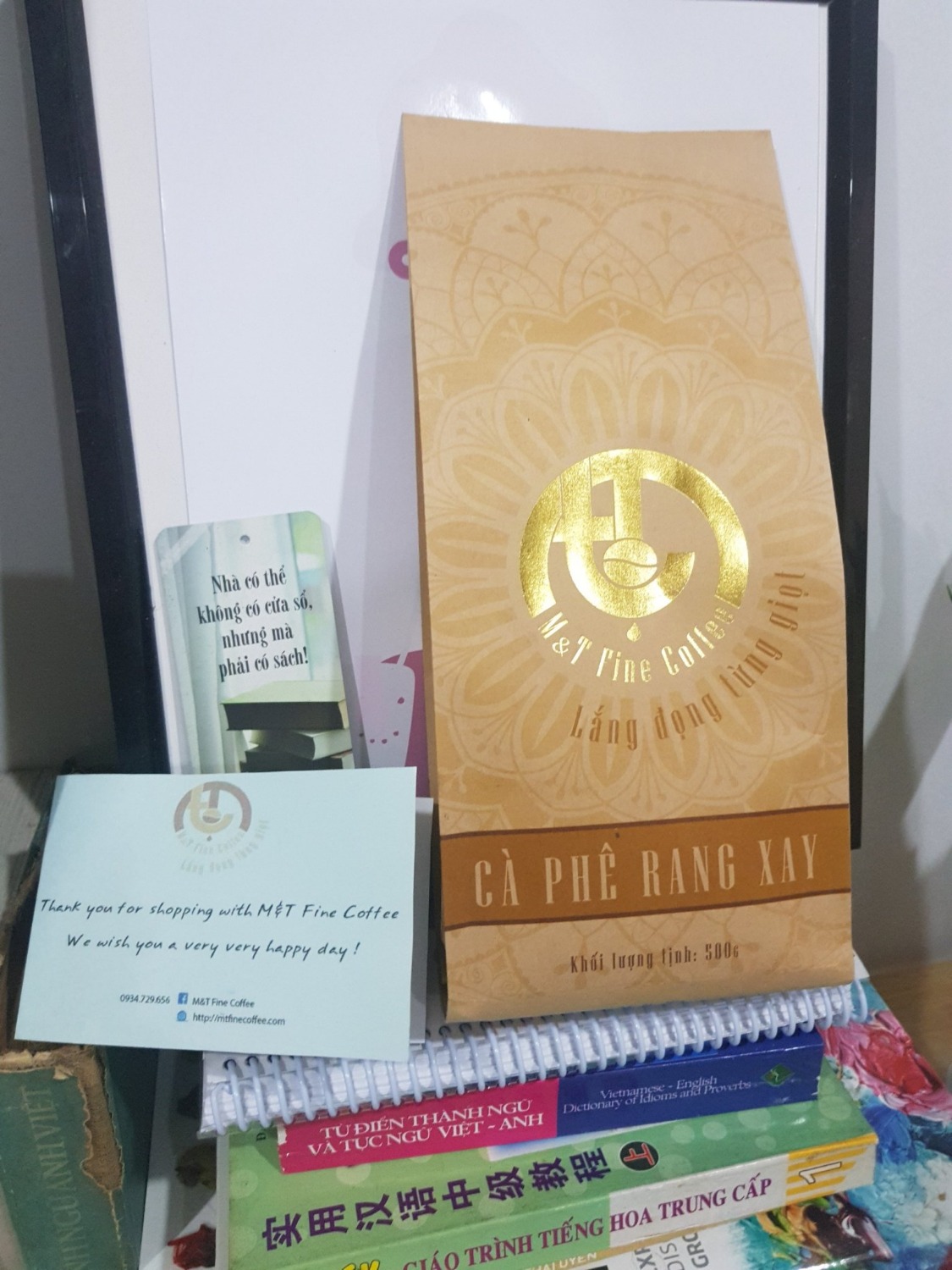 Sản phẩm giống hình, tiki đóng gói kỹ, hương vị thơm, đúng gu mình. Màu nhạt mình tưởng cafe nhạt,  không ngờ say cả ngày...
Thanks shop và Tiki về thiệp cảm ơn sẽ ủng hộ thêm nữa.