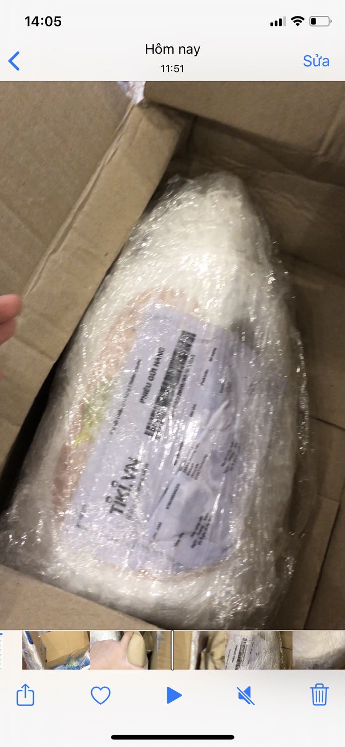 Bill về , mik mở ra thấy bên trong hộp bị tràn nước lau sàn ra ngoài làm ướt tờ giấy phiếu bên trong, sau khi khui lớp giấy bọc bên ngoài sản phẩm ra và sờ vào bề mặt sản phẩm thì tay đã ướt nhẹp nước và xà phòng?