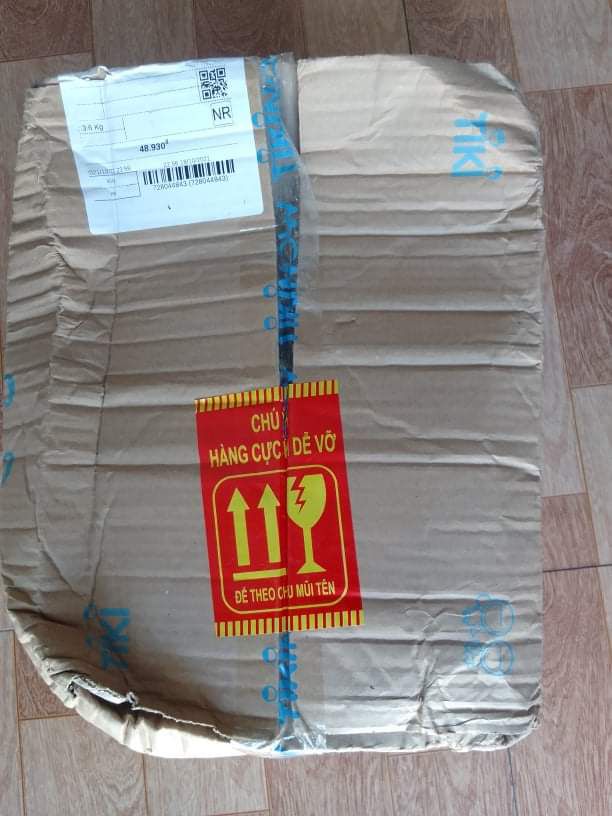 Bao giờ điều đầu tiên mình làm cũng phải là đánh giá về chất lượng dịch vụ của Tiki. Mình không thể nào bỏ qua được cái khoản này, vì Tiki làm mình quá ưng ý. Đối với mình chưa bao giờ Tiki giao hàng trễ, chỉ có nhanh hơn chứ không có chuyện chậm. Mình rất rất rất hài lòng về chuyện này. Còn đóng gói sản phẩm cũng vậy, mình đã bao giờ phải phàn nàn gì đâu. Chẳng moi được cái điểm gì để mà trách móc ý. 
Sản phẩm Omo Matic này dùng thích lắm mọi người ạ. Hương thơm cực kì lâu và không hắc, loại này dùng cho máy giặt cửa trên. Mẹ mình kêu dùng thích lắm nên mình cứ mua mấy bịch tích trữ cho mẹ dần. Mình mãi tin tưởng và ủng hộ Tiki Trading