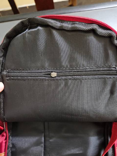 Dây kéo bên trong đã gãy khóa. Mình chat với shop thì tài khoản đang tạm khóa