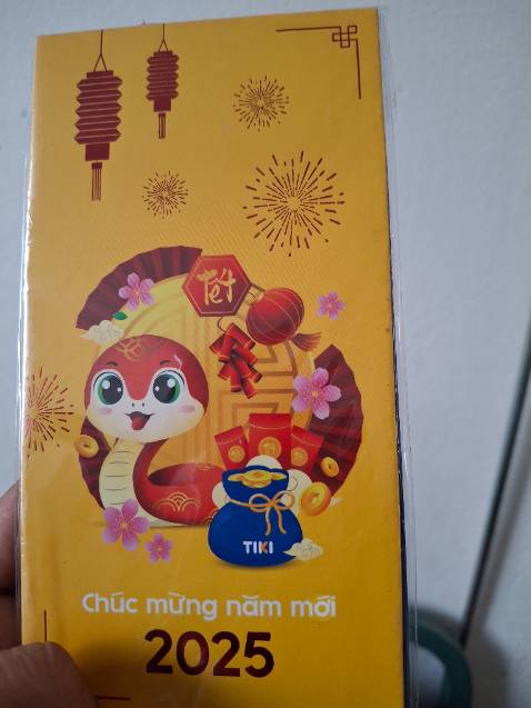 Về đóng gói hộp bị rách khá nhiều, may mà bên trong có bì bóng cuốn sách tránh hư hỏng.
Sách bìa cứng đẹp, chắc chắn, có lớp màng co bảo vệ.