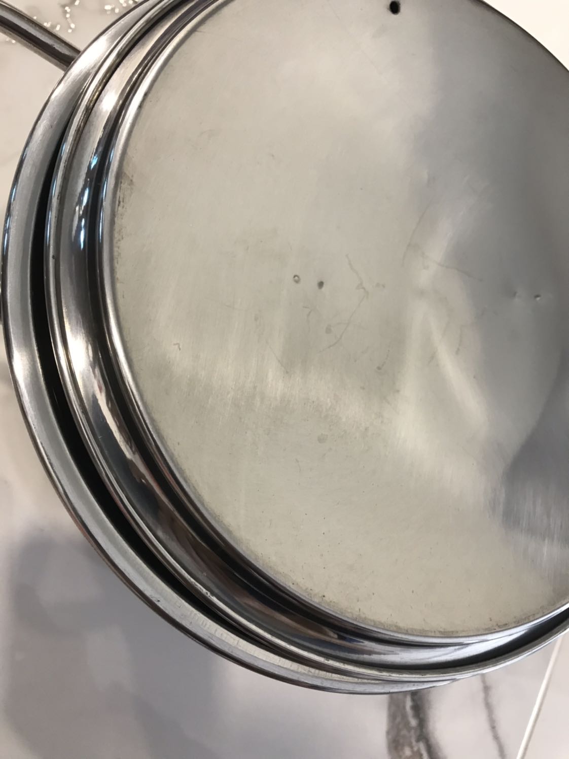 Cho 3* thôi, nắp nồi và miệng nồi có dấu vết vì bị mở bung ra và không được bảo quản. Còn lại Ok.