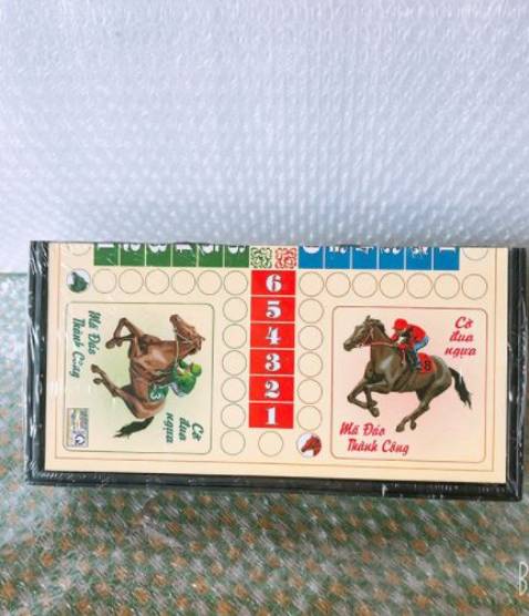 Bộ rất đẹp - Cờ có nam châm bám dínhhhhh rất chắc, đặt trước quạt gió không sao, ko bị thôi bay đi! hộp chốt chắc chắn, dễ cất gọn, mang đi dễ dàng. các cháu nhà mình rấ thích, cảm ơn shop nhiều. Hi vọng tôi sẽ còn ủng hộ thêm