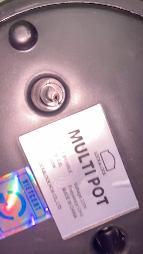 Vừa mua về rớt ốc vít ra. Mình có phản hồi tiki. nhưng chỉ rớt ốc mình gắn lại thử và nấu thì vẫn nấu dc. Mà ốc gắn vô xong lại rớt đâu mất tiêu mình không tìm lại dc ốc nên không nhờ hỗ trợ đổi dc. Nhưng tiki có hỗ trợ bảo hành thì vui lòng xử lý giúp. Mình coi mấy bình luận 1,2 sao có hình ngta chụp đưa lên nhưng khi nhấp vô thì ra hình khác, hk hiểu dc.