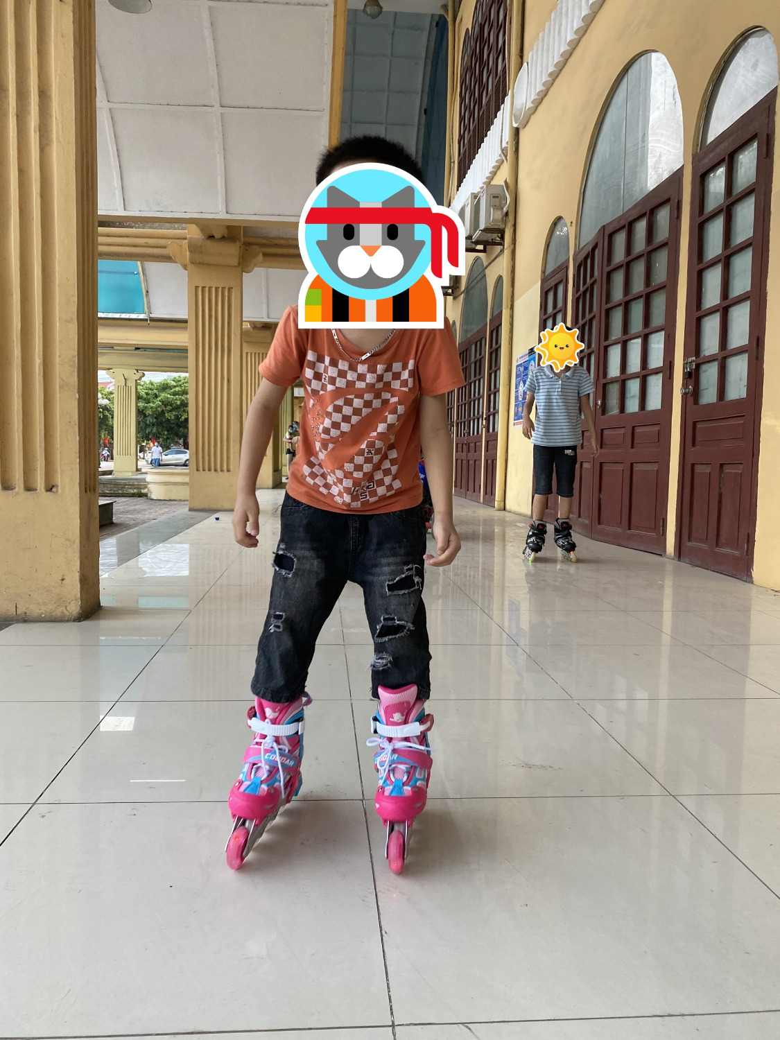 Sản phẩm tốt. màu thực tế cũng rất đẹp. Nhà có 1 đôi Cougar cho thằng anh nên phải sắm thêm 1 đôi Cougar cho con em.
Bánh xe trơn, mượt . không bị rít. Con gái đứng gió thôi cũng trượt đi.