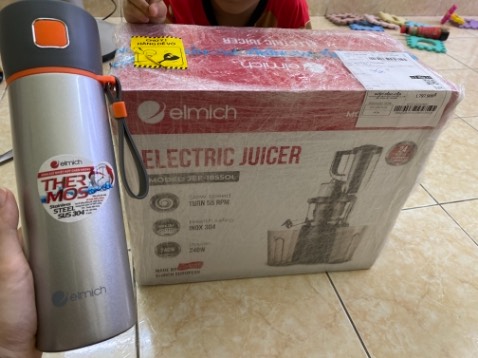 đầu tiên là đóng gói kĩ, mình nhận hàng còn nguyên hộp. Săn sales nên được tặng thêm bình nước nữa.
Máy ép nhỏ gọn phù hợp cho căn bếp nhỏ. dễ dàng tháo lắp và vệ sinh cối.
Khi ép thì tiếng ồn nhẹ 
Dòng máy này hạng tầm trung nên khi ép ko vắt kiệt được hết nước tuy nhiên so với giá tiền thì tương xứng với chất lượng.
nên mua máy này nếu như tài chính eo hẹp nhé.