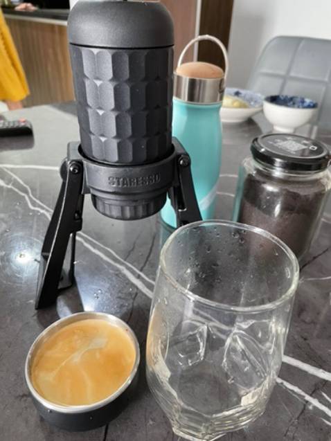 Inbox hỏi 1 mà trả lời 10 quá chu đáo, mua về pha lần đầu có thắc mắc quay sang hỏi lại vẫn niềm nở trả lời. Đóng gói kĩ, ship nhanh mua dịch và cảm ơn món quà tặng của shop, máy ép không ra hết nước còn tầm 3 4% trong cafe không phải lỗi vì được chính hãng và shop giải thích rõ ràng.