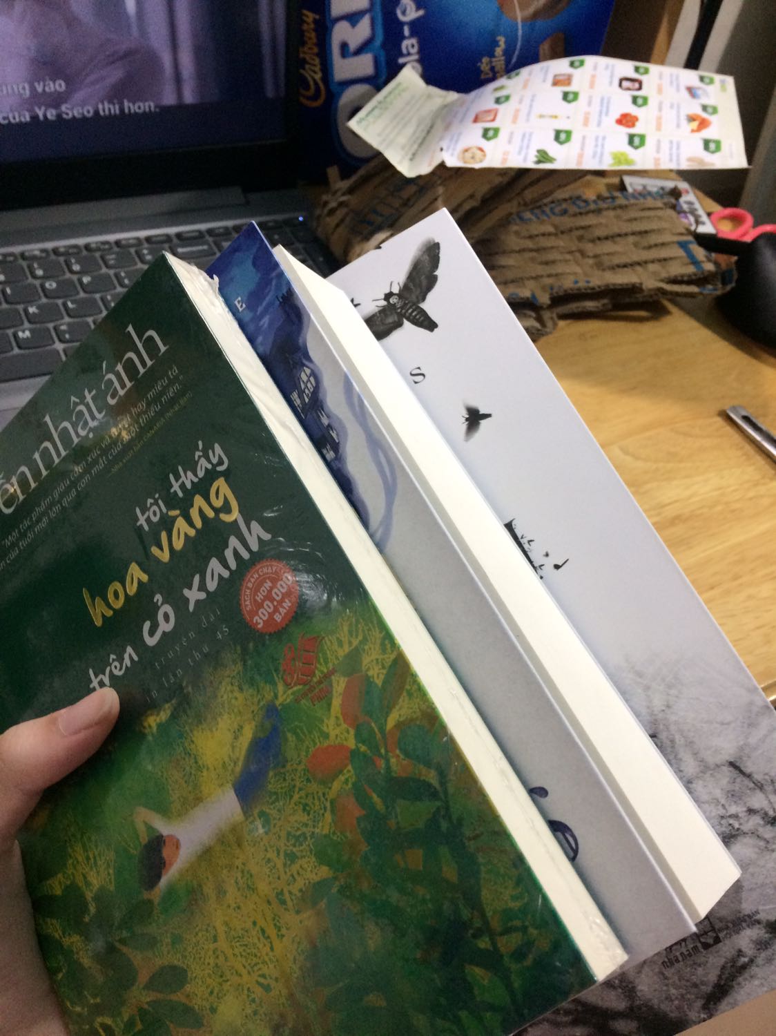 Đầu tiên là bìa quyển này rất xinh luôn á:33 Đóng gói hàng chắc chắn. Còn về nội dung thì khỏi bàn hêh, đỉnh lắmmm