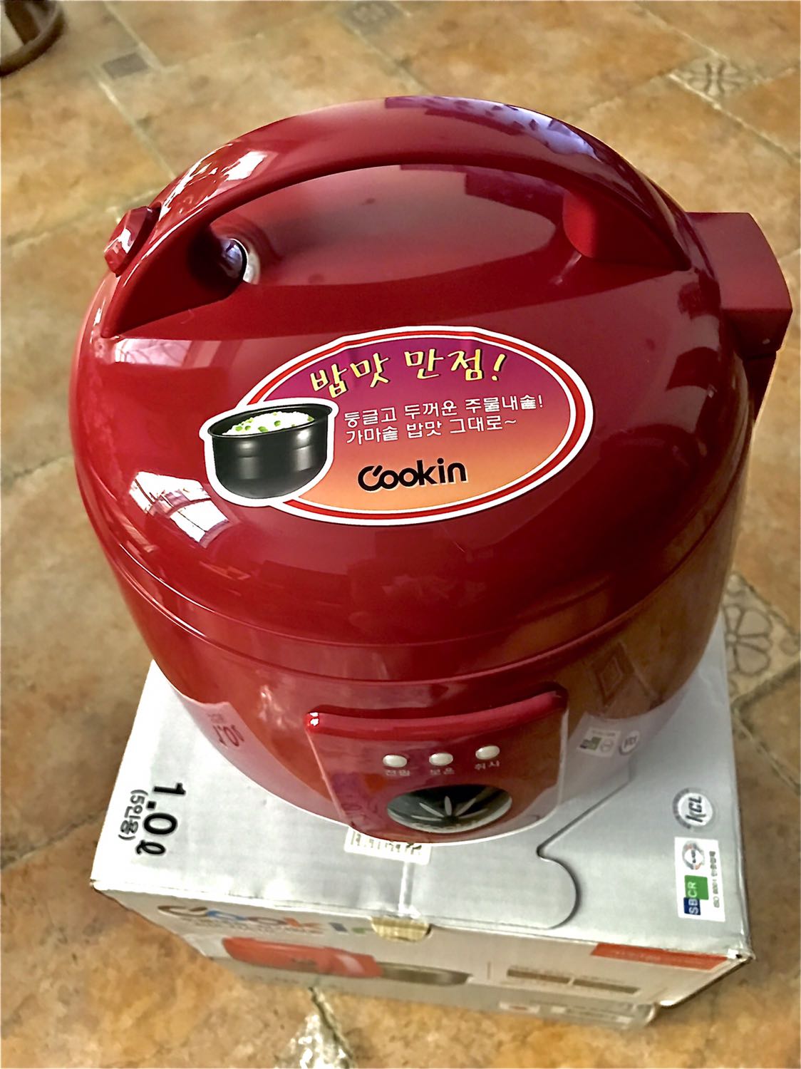 Nồi Hàn Quốc, đẹp, dễ sử dụng. Chỉ một chức năng là nấu cơm và có cháy (bật thêm một lần sau khi cơm chín) do không có nhiều chức năng nên không phải nghiên cứu nhiều. Nhấn nút là có cơm ngon.