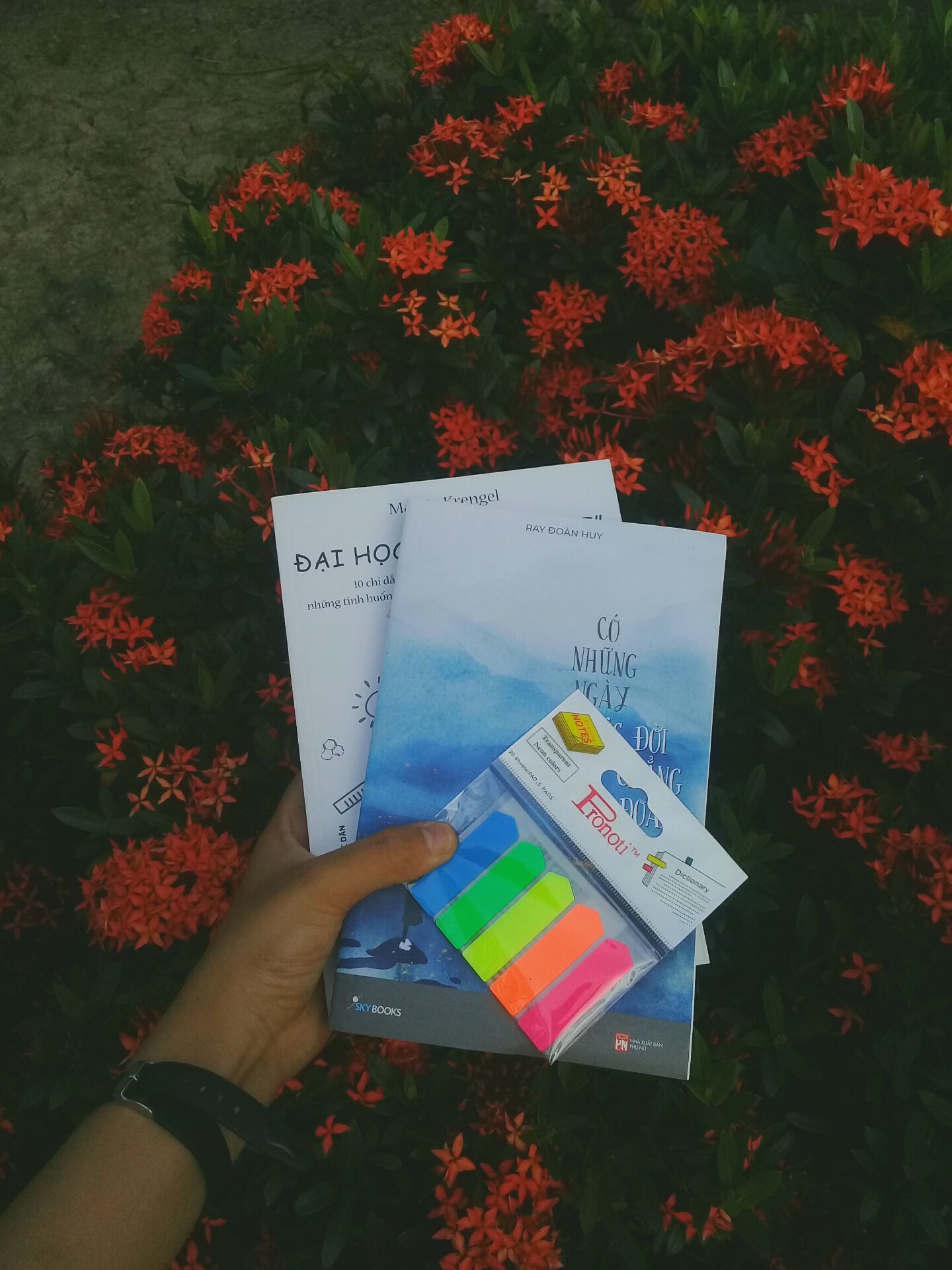 màu sắc cực kì bắt mắt; nhỏ gọn có thể dùng để đánh dấu những trang sách có câu nói hay, đẹp, giao nhanh hơn dự kiến của tiki, shipper thân thiện hòa đồng, nhưng cái này rất nhỏ nhưng tiki lại bỏ vào 1 cái túi khác của đơn hàng mình thấy hơi uổng, ủng hộ tiki hết mình