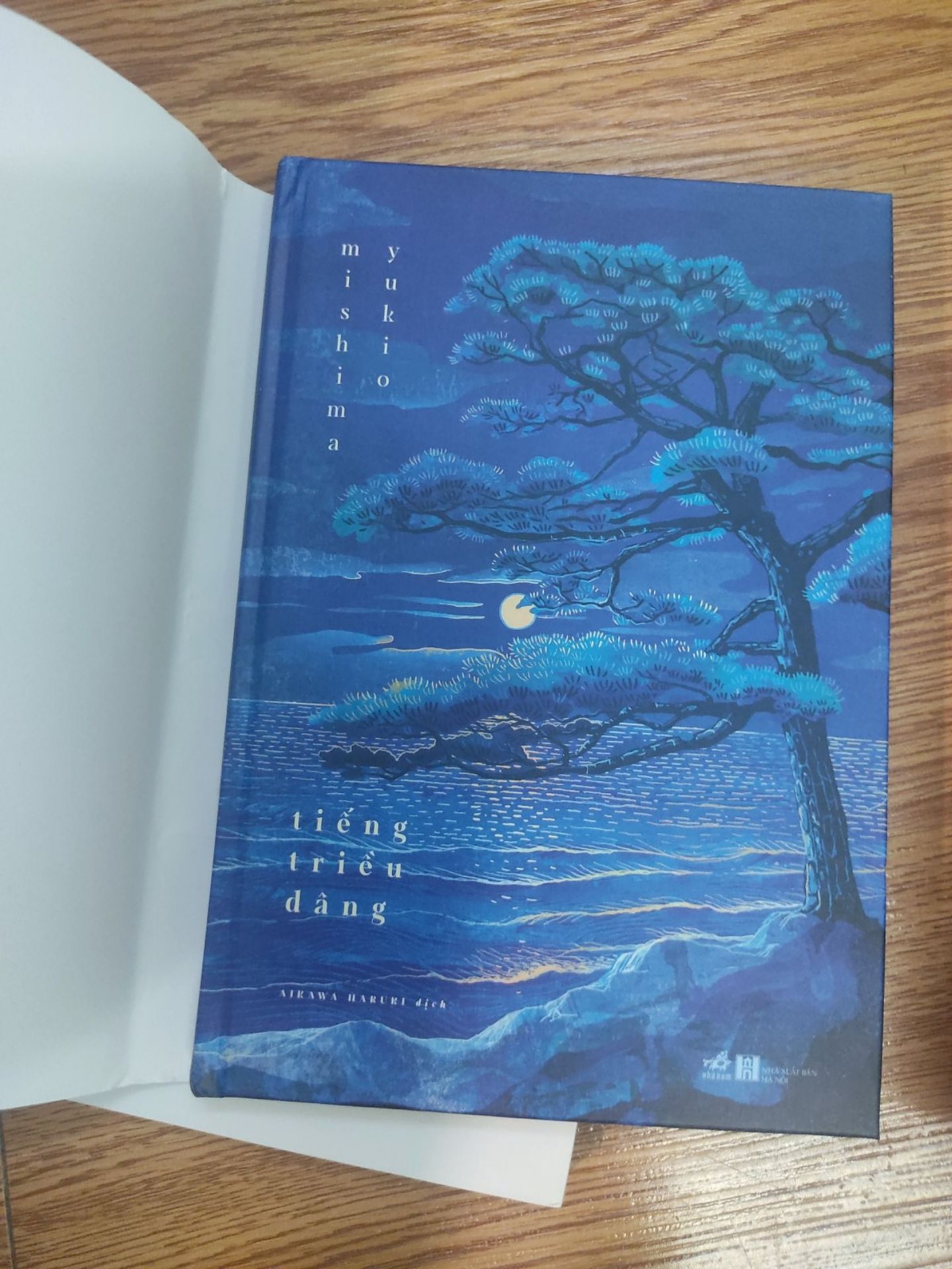 Đợt dịch vừa rồi Tiki giao hàng khá lâu mà nay mình đặt 22/10 mà 24/10 đã nhận rồi. Trời mưa mà anh shipper vẫn đi giao, tới nơi thì thấy hộp te tua hơi bất an. Cơ mà sách nhìn chung là ổn, chỉ có 1 cuốn bị rách bao kiếng nên ảnh hưởng tới trang sách một tí nhưng ko sao. Đã mua hàng trên Tiki đc 1 năm (đã phần là sách) nhưng Tiki chưa làm mình thất vọng. Và mình hi vọng Tiki sẽ ko làm mình thất vọng :p