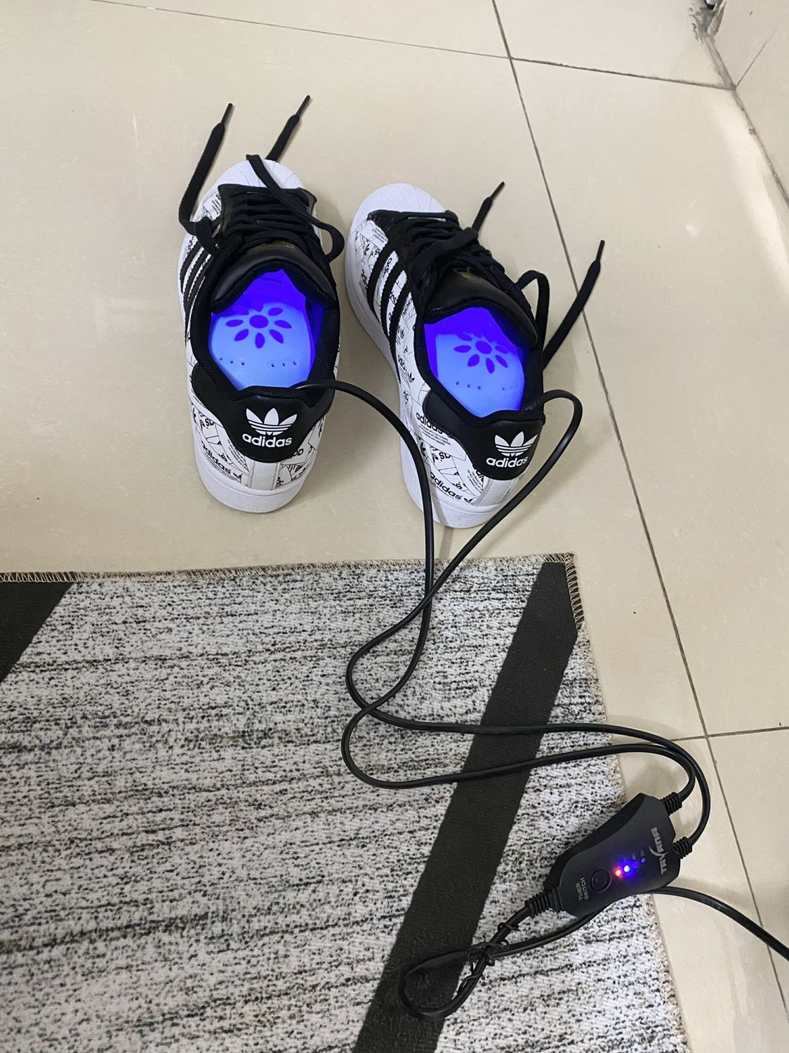 SP đúng như mô tả, có điều phù hợp với giày size lớn hơn (size giày nam), giày nữ là tuỳ form đút vào hơi khó khăn :))
Dùng thử 2 tiếng mục đích để khử mùi giày thì thấy là sp nóng ở mức độ vừa phải, mình có thể sờ tay vào được, có hẹn giờ (cái này thì rất thích), sau 2 tiếng giày có đỡ mùi hơn chút, nhưng chắc muốn hiệu quả rõ rệt chắc phải để qua đêm mất ?
Nói chung cũng đáng để trải nghiệm!