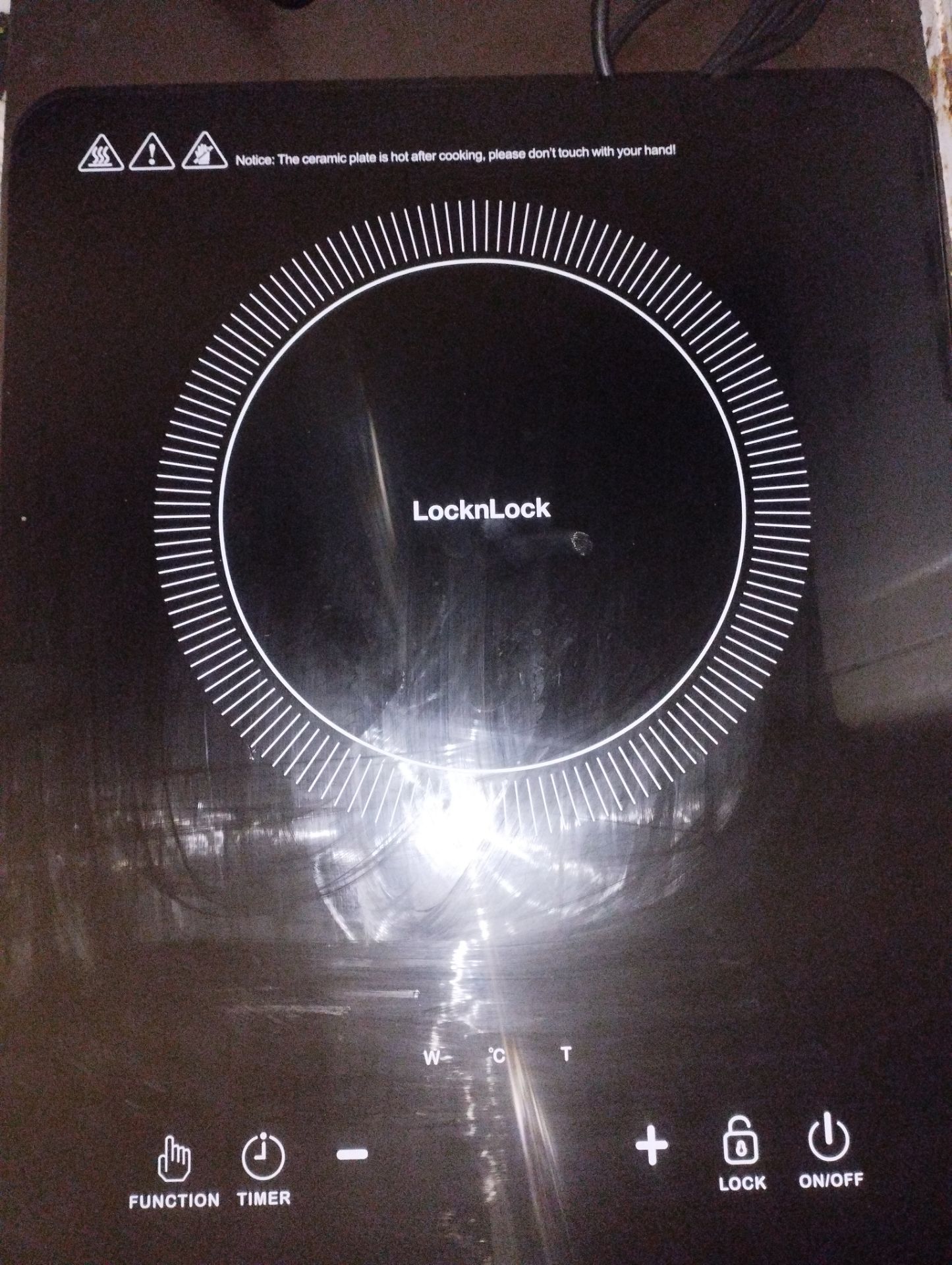 sao trên mặt bếp nhà mình lại là locknlock nhỉ mà không phải là lock&lock biết là thương hiệu locknlock nhưng sản phẩm của thương hiệu ghi sai kiểu dáng ak