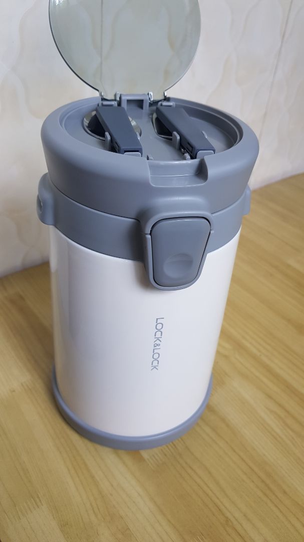 Tiki giao hàng siêu nhanh, m đặt trưa hôm trước, trưa hôm sau nhận đc hàng rồi 😊😊😊.
M bỏ nước nóng từ 10h30 sáng tới 7h tối. hộp trên cùng còn hơi ấm. hộp dưới cùng thì vẫn còn nóng bỏng tay 😁.
Hộp khá nặng, m cân thử khoảng 2kg 🤣...
Mà kết lại thì m rất là ưng 🥰🥰🥰