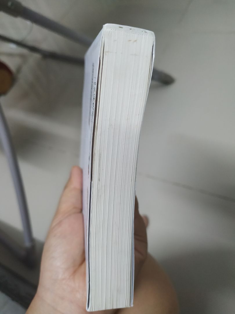 Tôi mua trên Tiki nhưng tôi biết nơi giao hàng là Muki và họ còn 2 quyển. Khi nhận được sách này tôi rất háo hức nhưng mở ra cầm cuốn sách thấy hụt hẫng chán ghê. Cuốn sách rất bẩn lem luốc trên bìa tôi phải lau 1 hồi mới tương đối (tôi cảm giác mình không được trân trọng), còn xung quanh cũng dơ gáy sách sứt mẻ. Ai bỏ tiền mua sách chả muốn nhận sách mới đẹp nhưng thôi họ còn 2 cuốn chấp nhận. Nhưng lần sau nếu còn 2 cuốn mà cũ kiểu này thì nên giảm giá sâu hơn để người nhận đỡ bực. Còn về nội dung chưa đọc nhưng đã xem review các trang khá kỹ nên tôi không hối tiếc khi mua chỉ hối tiếc nhận được cuốn sách bẩn.