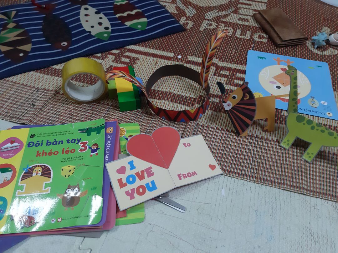 sách rất đẹp.mua lúc sale nên giá rẻ.trả con rất thích vì hình giấy cứng cáp màu đepn