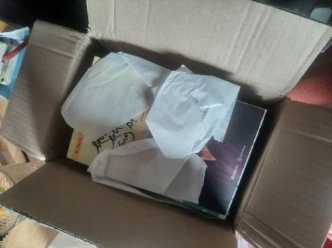 Shop giao hàng nhanh. Chưa ktra bên trong sách như nào nhưng bên ngoài shop đóng gói ẩu như hình ạ không có bọc từng cuốn sách hay bao bọc sách bên ngoài để vào hộp khỏi bị móp méo, bìa bụi và có vài vết bẩn. Đặt shop lần đầu cực kì thích lun đặt lại lần 2 mà shop lại như vậy:))