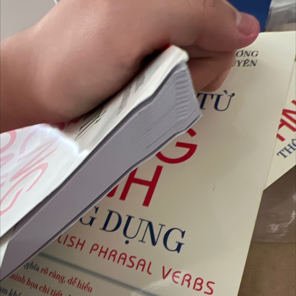 Mua về học ielts nè mn uii…sách kèm theo bookmark.  Nhưng mà góc có hơi nhăn nheo tí.