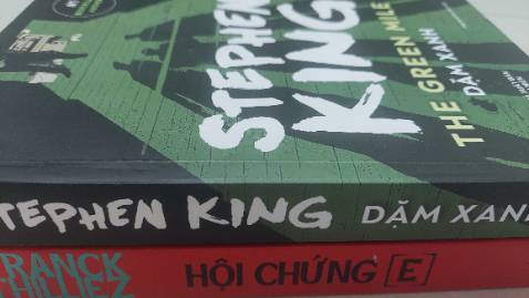 Xứng đáng 5 sao.
Dù có nhiều ngôn từ dung tục, những cảnh tượng man rợ hay đầy bạo lực. Vẫn phải thú nhận đây là một tác phẩm lôi cuốn mang nhiều tính nhân văn. Các thông điệp về về vấn nạn phân biệt chủng tộc, về cái thiện, cái ác hiện diện xuyên suốt.
Dặm xanh đâu chỉ cho ta thấy địa ngục nơi trần thế nơi có các tử tù và các vị tử thần. Dặm xanh cho ta thấy phẩm giá nơi con người, giá trị của đức tin, lòng vị tha và công lý.