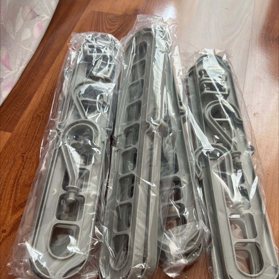 Giá rẻ, tiện lợi trong treo đồ tủ quần áo, tiết kiệm không gian. Tiki giao hàng nhanh !