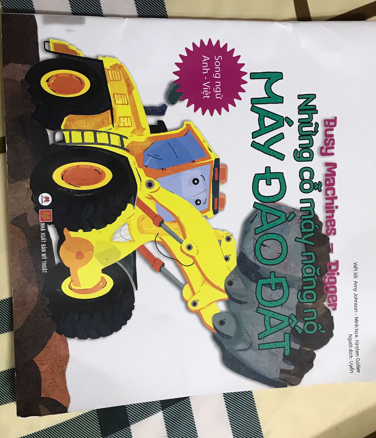 Sách đóng gói về nhăn và cong queo