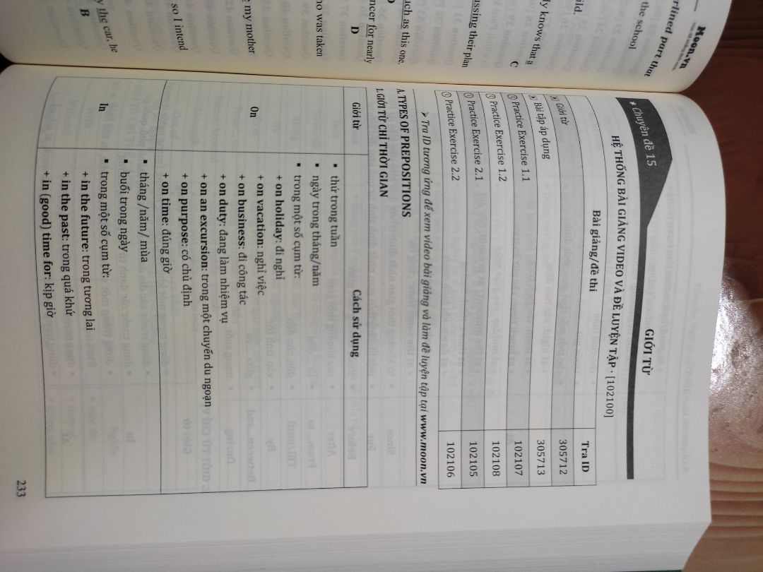 Lúc nhận hàng thì sách bị móp, ko ảnh hưởng chất lượng sách bên trong nên bỏ qua đc. Sách siêu dày và đồ sộ luôn á, cầm mà ngỡ ngàng luôn. Bài tập cực kì nhiều, đa dạng, trình bày rõ ràng, có sơ đồ tư duy hệ thống hoá kiến thức. Nma có mấy câu giống với bài tập trên lớp mình:))