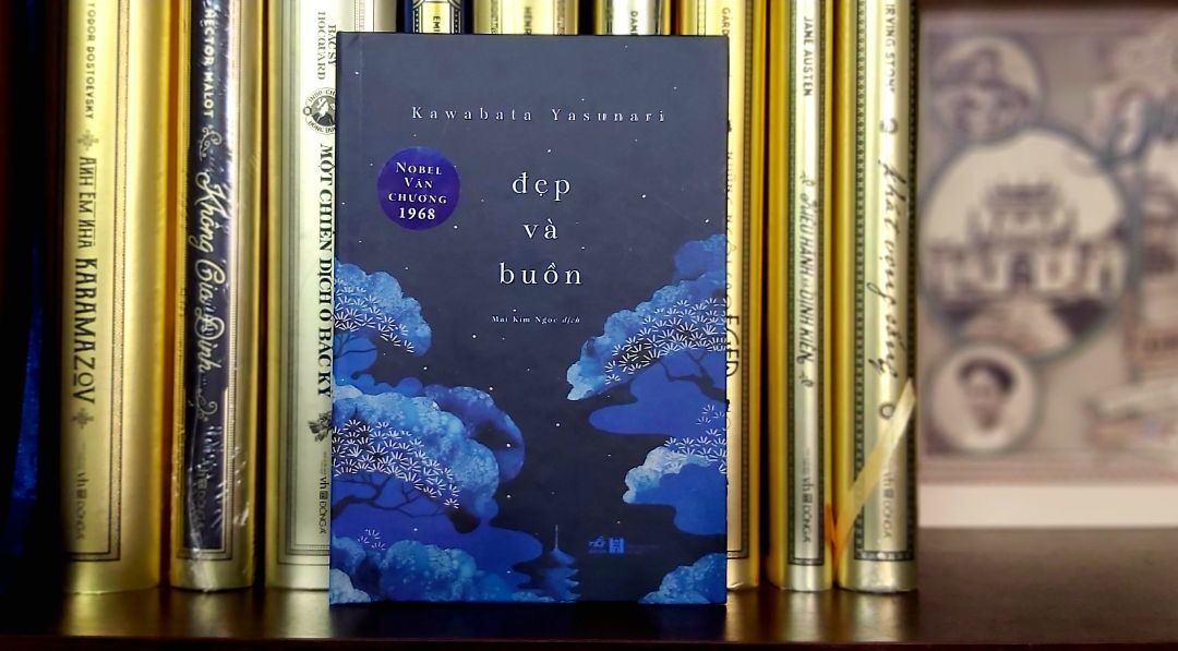 Quyển sách là tác văn học đạt giải Nobel Văn học 1968. Mình mua nhưng chưa kịp đọc, nếu các bạn còn băn khoăn chưa quyết định mua thì đọc review trước nhé. Sách bìa cứng khổ giấy 14x20.5 cm nên cầm chắc chắn. Chất lượng in và giấy in tốt. Bạn sẽ ko thất vọng cả về nội dung và hình thức (tham khảo hình phía dưới).
Mình luôn tin dùng dịch vụ của Tiki dù có đôi lần làm mình chưa hài lòng nhưng điều đó quá ít so với những gì nhận được từ Tiki. Sách được giao sớm hơn 2 ngày, đóng hộp cẩn thận. Bạn nhân viên giao hàng thân thiện. Like &Thanks!