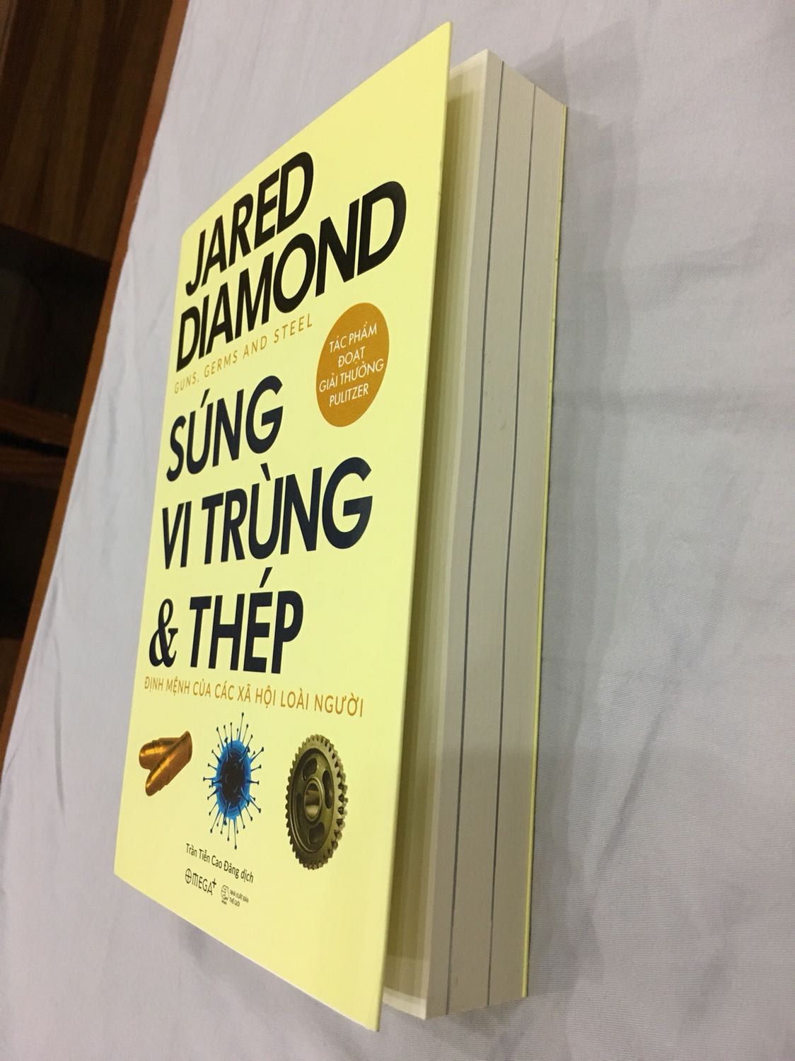 Lúc chờ sách mình vô cùng hồi hộp, ko biết sẽ nhận đc bản cũ hay bản mới, liệu sách có bị lỗi gì ko. Nhưng thật may mắn, cuốn sách mình nhận đc là phiên bản mới nhất, đc tái bản vào năm 2020, sách sạch đẹp ko dính lỗi gì. 
Đây là cuốn sách mà mình thấy rất nhiều bạn recommend. Sách dày, nhưng có xen kẽ tranh ảnh và biểu đồ,...minh hoạ để độc giả dễ tiếp cận hơn với lượng thông tin rất lớn. 
Hy vọng cuốn sách này đến được với thật nhiều những người bạn đam mê lịch sử, văn minh nhân loại.