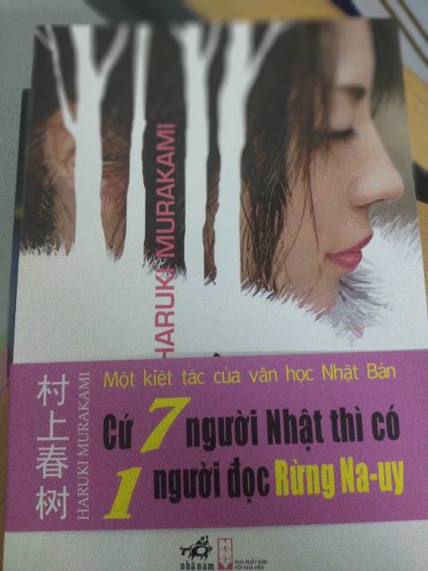 Sách được đóng gói tương đối là sơ sài. May là em nó vẫn bình an vô sự tới tay mình không bị xay xước gì nhiều. Bản thân mình khá là thiện cảm với văn học Nhật Bản và nghe tới bác Murakami đã lâu nhưng giờ mới có cơ hội thưởng thức tác phẩm của bác. Hi vọng mình sẽ có được trải nghiệm đáng nhớ với quyển sách này >