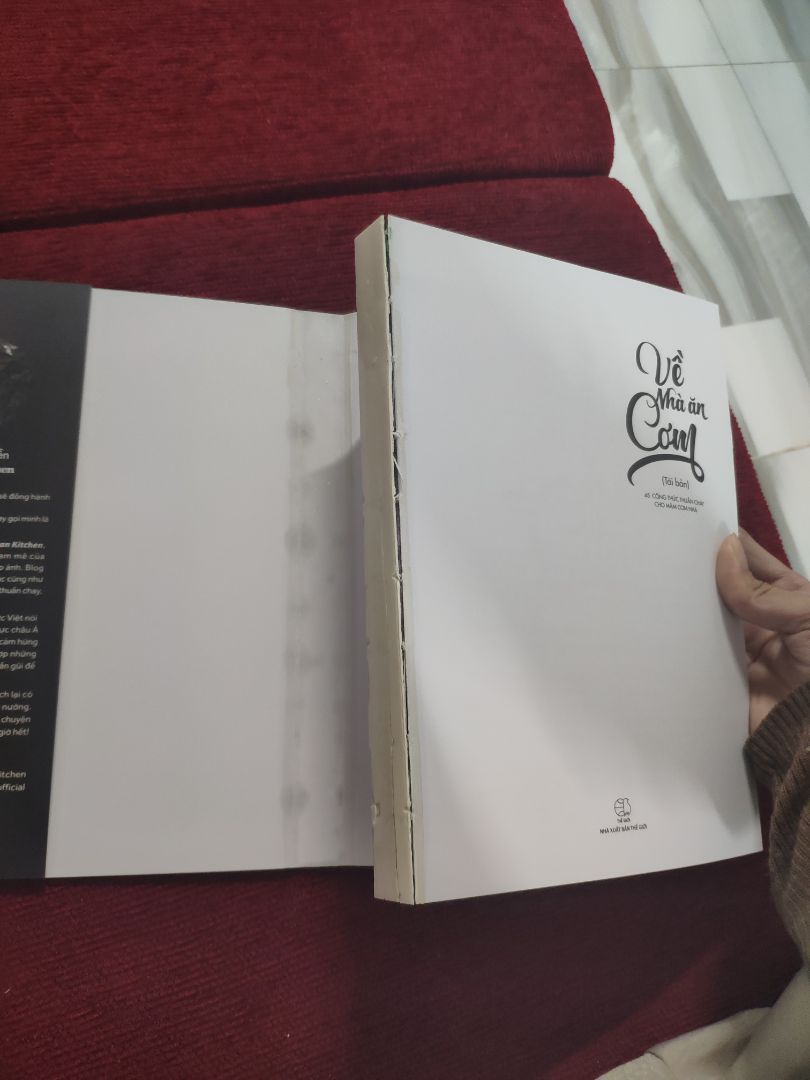 Sách mình nhận được gáy sách bị khô keo nên toàn bộ trang giấy đều bị rơi ra. Lần đầu nhận sách của tiki mà bị như vậy. Khá thất vọng.