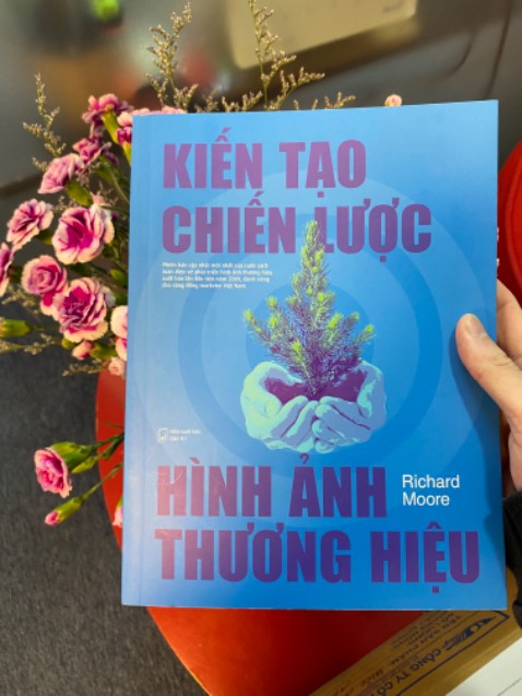 Mình đã đọc cuốn sách đầu tiên của tác giả Richard Moore từ năm 2008 thì thấy thông tin đã bị cũ rồi. May là ông mới cho ra mắt cuốn này nên mình đã mua luôn. Cảm nhận của mình thì nội dung đã có sự update so với quyển cũ, những bài viết được tập hợp thành sách mang tính đương đại. Kiến thức của Richard Moore thì không cần bàn cãi, sâu và rộng về hình ảnh thương hiệu.