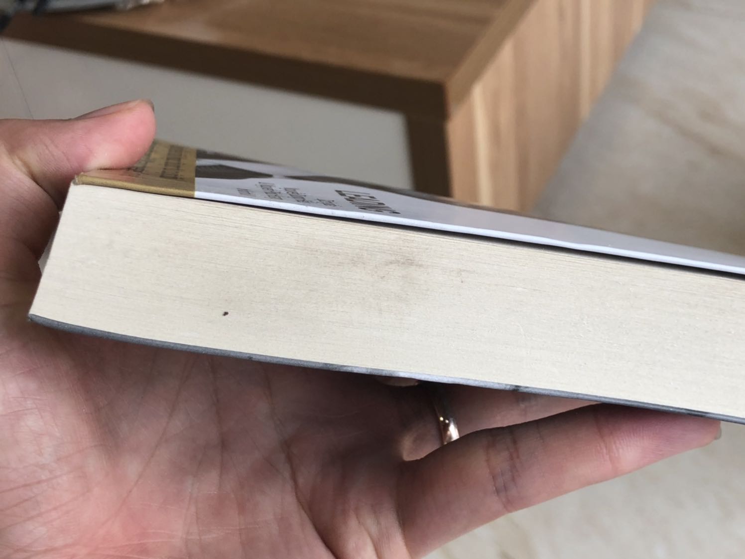 Sách bị móp méo khi nhận. Rất không hài lòng với dịch vụ vận chuyển.