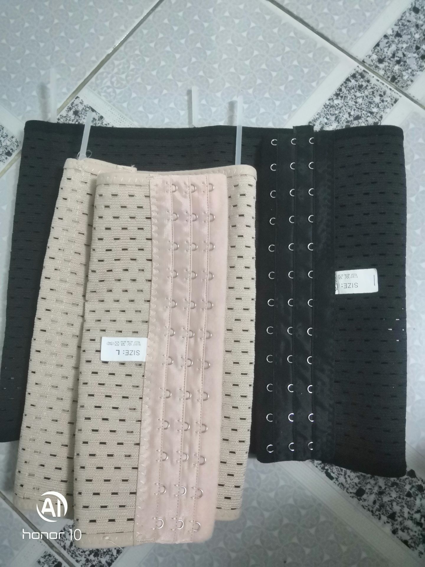 Mình đã mua hàng của tiki rất nhiều nhưng lần này gen nịt bụng quá thất vọng. Hàng giao không đúng với hình quảng cáo .Hình ảnh của shop là 13 mắc cài nhưng giao hàng chỉ có 12 mắc cài. Nói là 4 thanh chống cuộn bằng" thép xoắn "nhưng giao hàng lại là thanh bằng "nhựa". mang vào là bị tuột ra . Tiền nào của đó quả không sai. Có cảm giác như bị *** vậy!