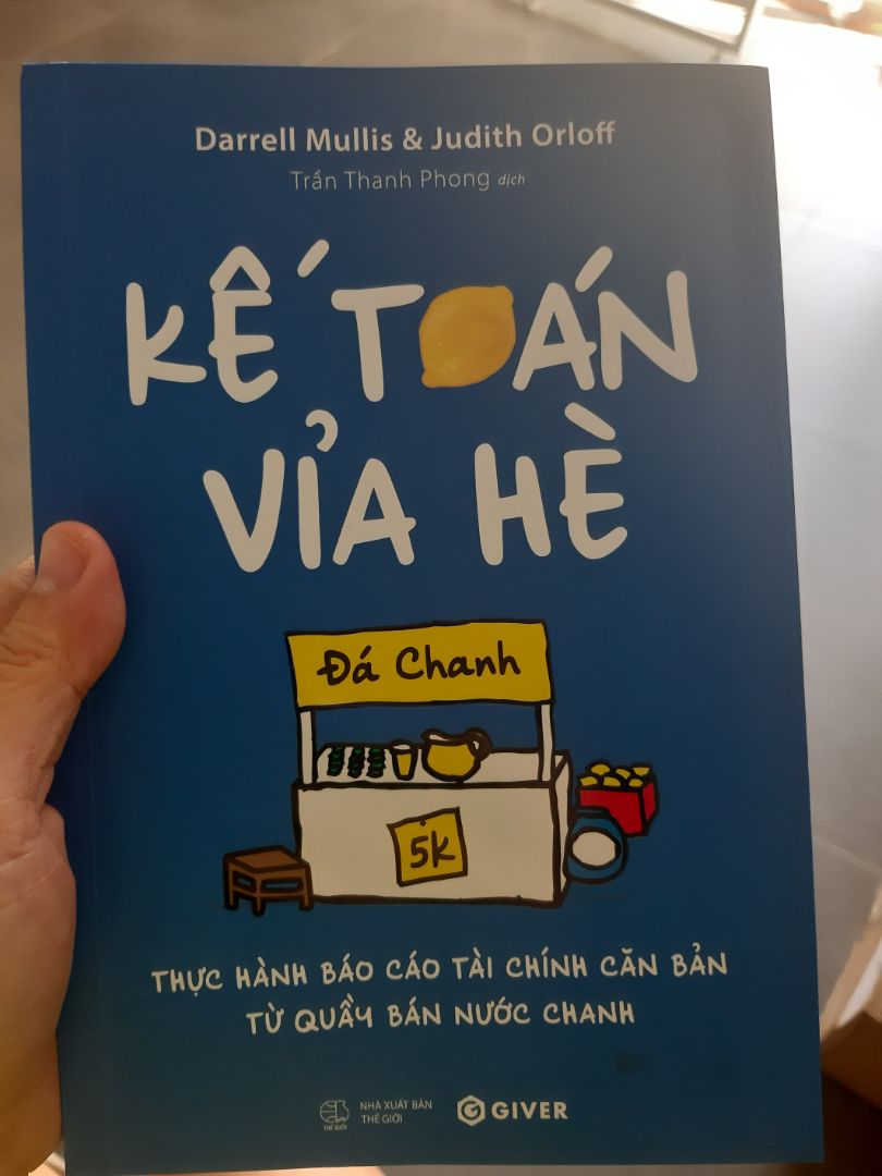 Kế toán khô khan được viết bằng câu từ dí dỏm và bình dân.
Mình là đứa không thích những con số, và khi đọc xong sách này, đương nhiên mình vẫn chưa thích, nhưng ít ra đã giúp mình có cái nhìn tổng quan và chi tiết hơn những điều trước nay mình nghĩ rằng "rất khó".