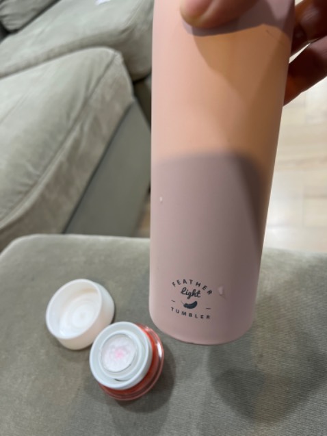 Bình mới mua khoảng 1 tuần, nắp bị tách lớp ở phần đầu dù trong quá trình sử dụng không có bất kỳ va đậy, hay rơi.
Đề nghị Supplier Tiki xem và xử lý cho khách hàng.