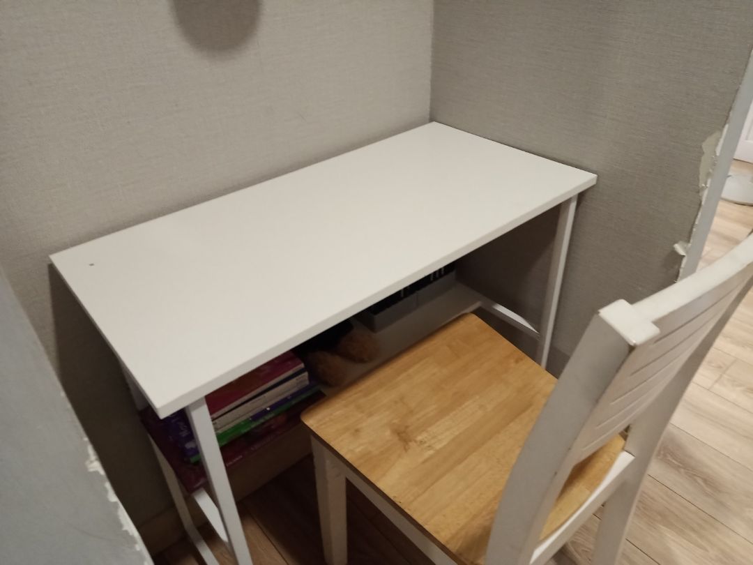 Cực kỳ hài lòng với bàn và shop, shop hỗ trợ chọn màu rất tốt, ship SG nhanh ngạc nhiên.

Bàn rất ổn so với giá thành hơn 200k, ráp dễ - bạn nào cần nuột xịn thì phải chọn bàn loại 1tr nên so sánh là không chính xác nha.

Cảm ơn shop nhiều