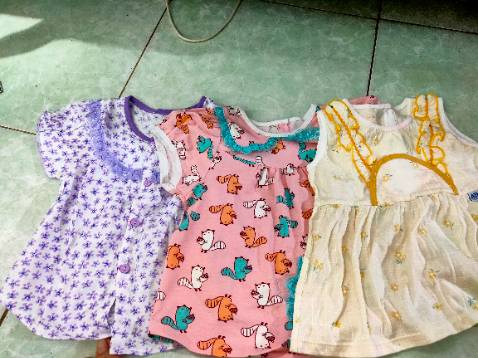 Săn sale lần 3 bộ giá phải chăng lắm. Bộ sóc cưng, vải thun cotton hơi dày, mặc chắc nóng hơn vải lanh của bộ màu tím. Quần áo bé shop thiết kế kiểu dễ thương.