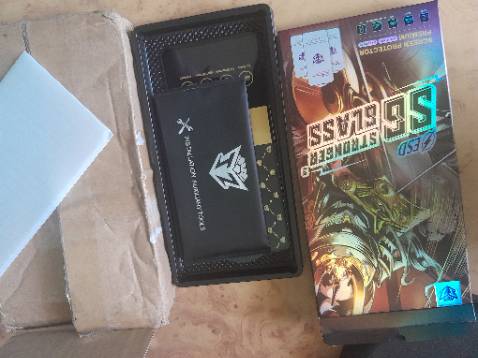 Hộp đựng đẹp mắt, có đủ đồ tự thay.