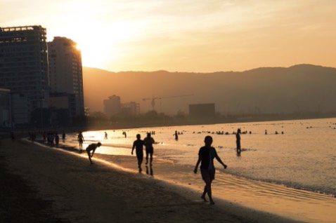 Sách phù hợp với lứa tuổi học sinh, sinh viên hơn. Giúp đưa ra các pp học như pomodoro và cạc để trí não tập trung hơn. Hình ảnh mang tính mình hoạ