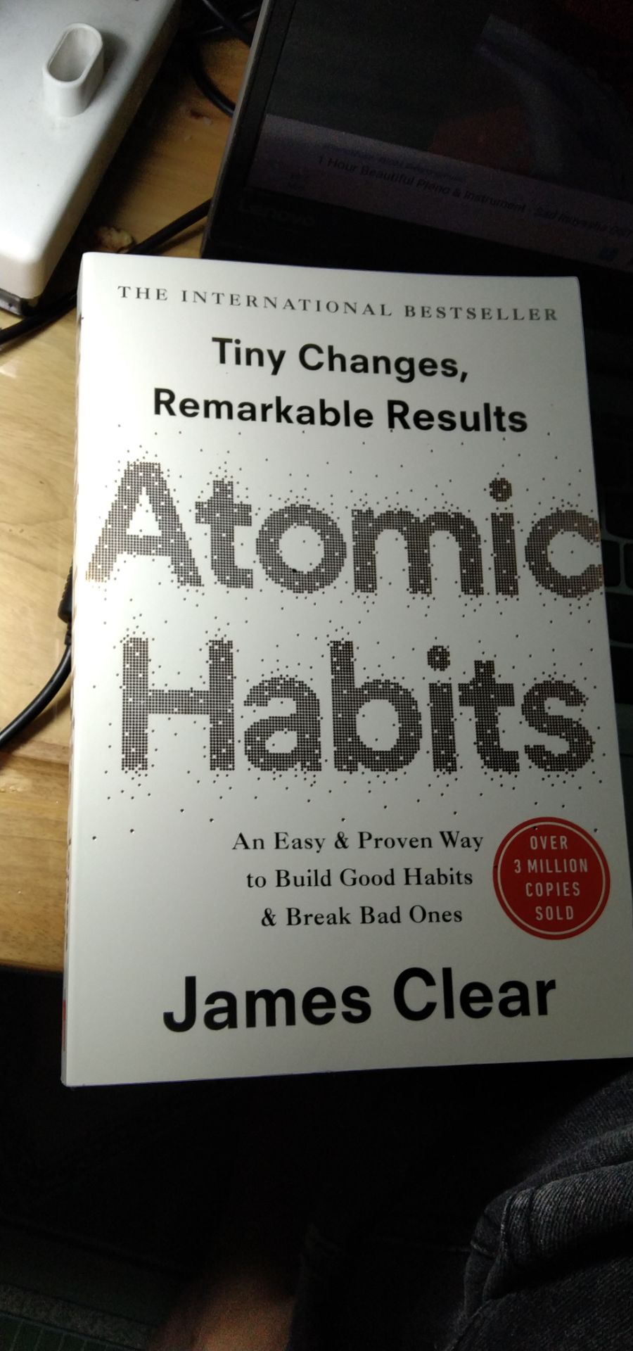 Sách dày, in ấn đẹp, xịn xò quá trời. Giá khá rẻ một cuốn sách ngoại văn chất lượng thế này. Nội dung chưa đọc nhưng nghe nói sách rất nổi tiếng.