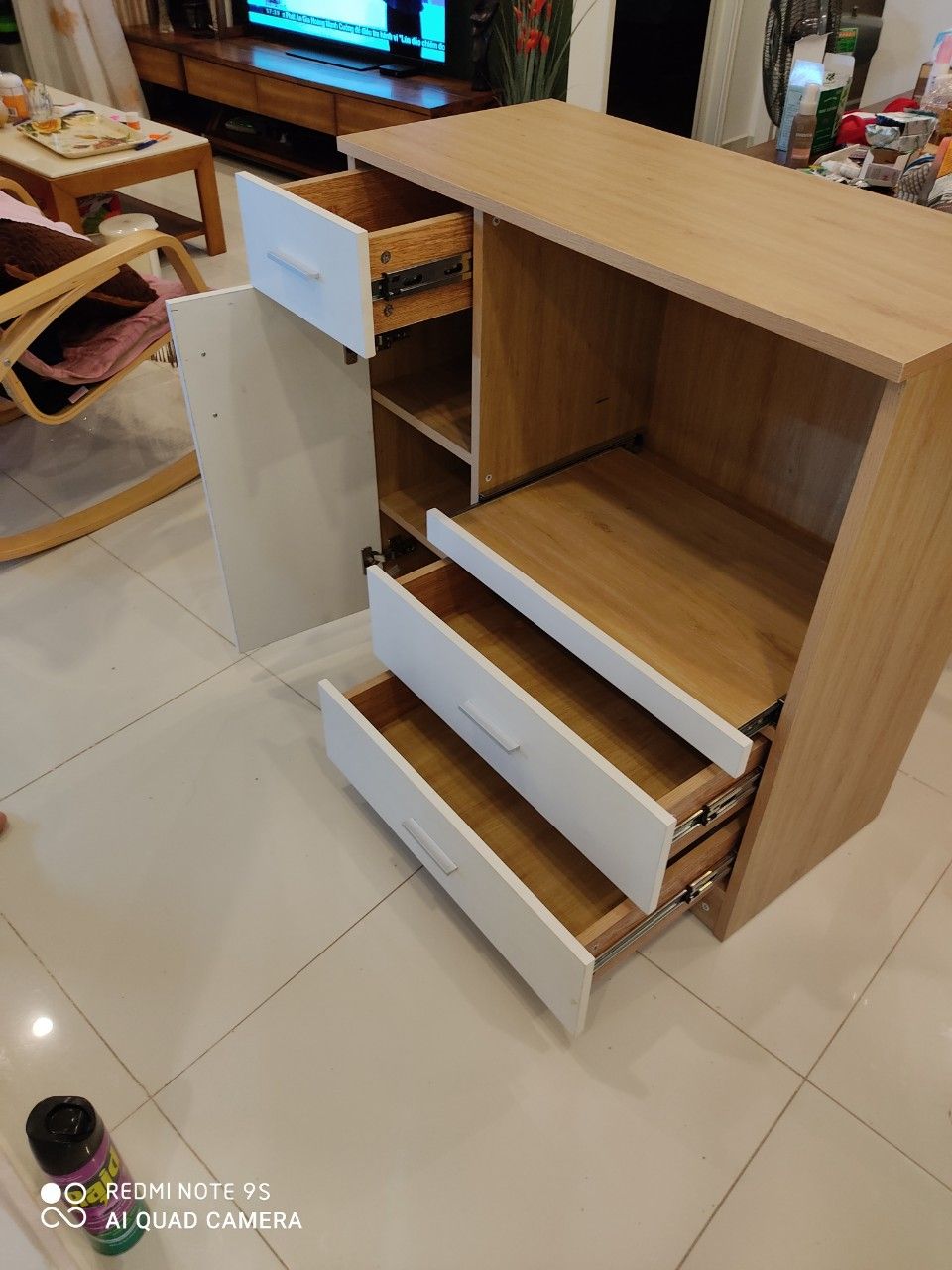 Rất lăn tăn khi mua đồ nội thất online nhưng lần này thật sự bất ngờ vì màu sắc đẹp hơn cả hình ảnh. Tủ rất đẹp rất chắc chắn, cánh cửa đóng êm, tủ kéo mượt lắm, Tủ chắc chắn mình nghĩ phải chịu lực cả trăm kí. Hỗ trợ của các bạn kỹ thuật của 9House rất nhanh và chuyên nghiệp ❤️❤️