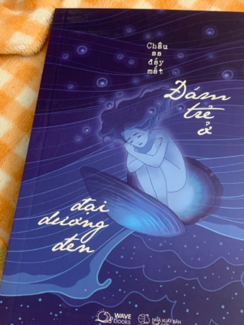 Mình chưa đọc sách nhưng mình nghĩ đây sẽ là quyển sách đáng để đọc. Sách thì không có gì để chê tuy nhiên điểm trừ duy nhất đó là không có seal, điều này khiến mình thấy cực kì khó chịu. Khâu đóng gói khá cẩu thả, 1 phần không seal cho nên sách về tay mình có hơi dơ ở vài chỗ không đáng kể nhưng nó mang lại cho mình trải nghiệm không tốt,mong Châu có thể cải thiện Mình chưa đọc sách nhưng mình nghĩ đây sẽ là quyển sách đáng để đọc. Sách thì không có gì để chê tuy nhiên điểm trừ duy nhất đó là không có seal, điều này khiến mình thấy cực kì khó chịu. Khâu đóng gói khá cẩu thả, 1 phần không seal cho nên sách về tay mình có hơi dơ ở vài chỗ không đáng kể nhưng nó mang lại cho mình trải nghiệm không tốt,mong Châu có thể cải thiện