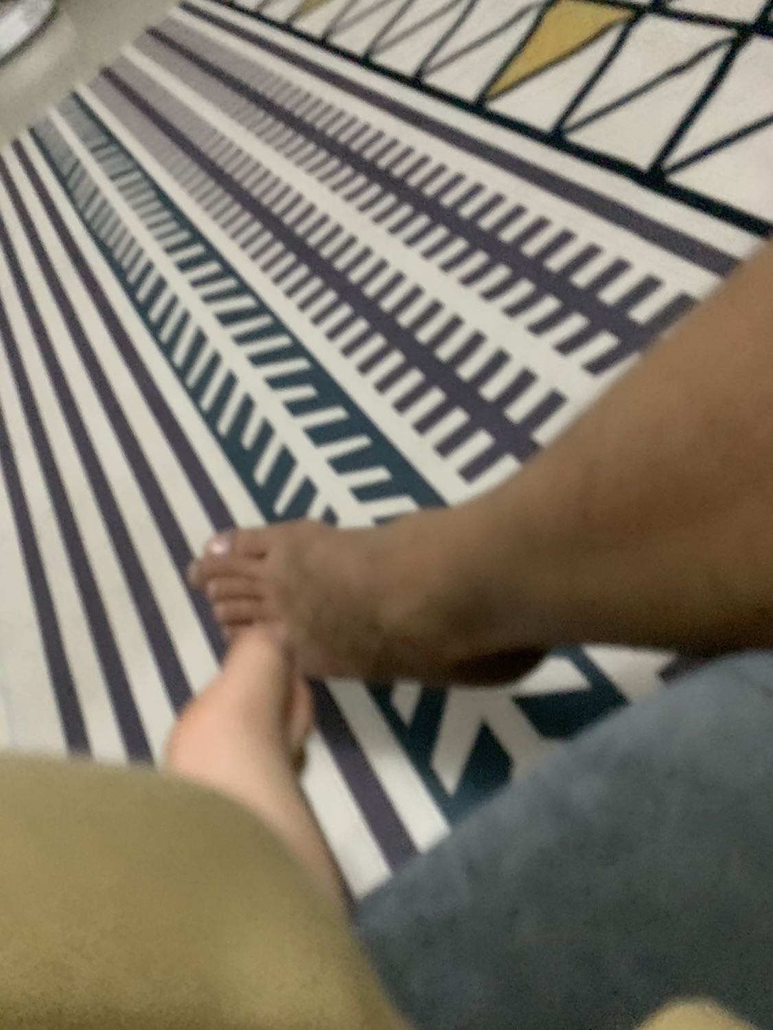 Giao hàng xong nhưng ko có người đến lắp đặt. Đi làm về phải lọ mọ tự lắp