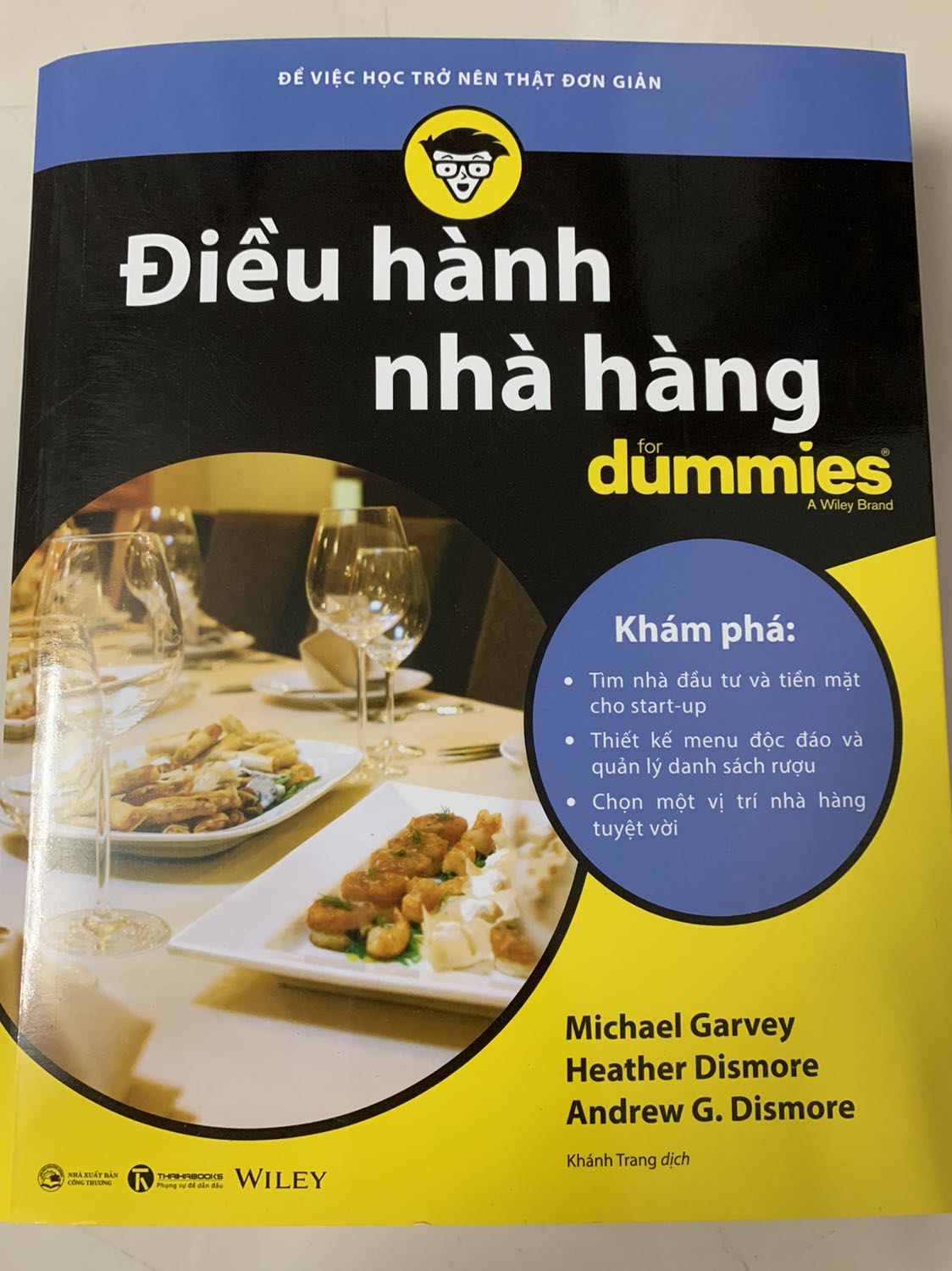 / Đọc cuốn này đúng là mở rộng tầm nhìn vì nó có liên quan tới lĩnh vực nghề nghiệp hiện tại của mình. Đây là cuốn sách mô tả khá chi tiết từ cấp vận hành cho tới cấp độ là owner của 1 nhà hàng. Mặc dù mình chưa đạt đc tới level đó nhưng nó cung cấp 1 khối lượng kiến thức rất lớn sâu sắc trong lĩnh vực F&B. Và đầu sách có giới thiệu 1 cuốn Running a bar for dummies, mình có search tiki thì quyển này chưa có hàng.
Mình khá hài lòng vs chất lượng mà sản phẩm tiki giao cho mình.