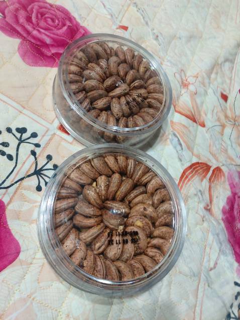 Giao hàng siêu tốc chưa đầy 24 tiếng ở xa 600km đã nhận. Hộp đẹp, sắp xếp hạt khéo léo 2 lớp là đầy mỗi hộp trông rất bắt mắt. Hạt to trà bá luôn. Giòn béo. Độ mặn vừa phải. Tiếc là lột vỏ hay bị vỡ nát không còn nguyên hột, tỉ lệ vở nát là 50/50. Điều đáng tiếc nữa là nắp hộp không có gai vặn kín, cũng không chụp lại cho kín được, chênh vênh. Nắp quá rộng hơn hộp nên khui ra phải ăn nhanh 500g cho hết hoặc trút ra cái bì khác cất kẻo hở gió dai nhách liền. Bất tiện và kém sang. Trừ 2 sao.