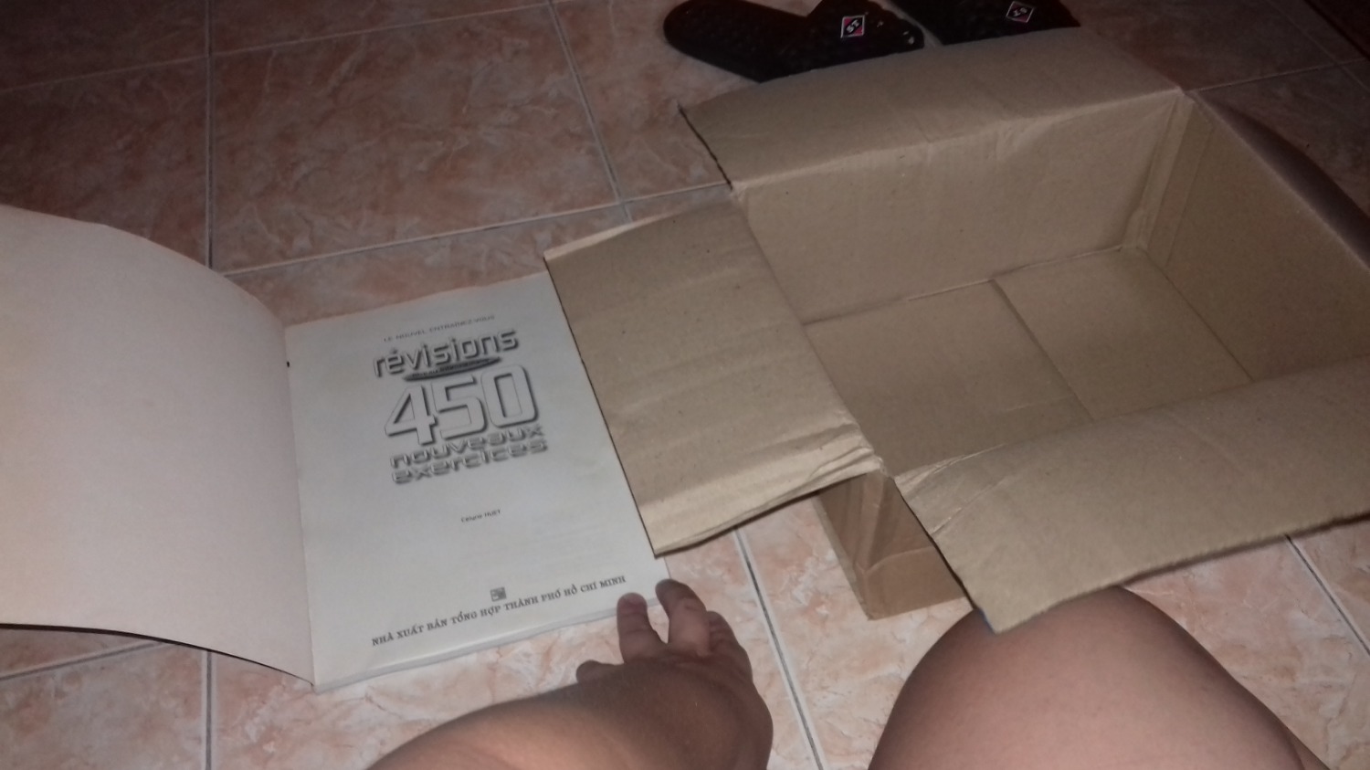 Cuốn sách nói có kèm thêm một chiếc đĩa CD, nhưng rút cục mở thùng ra thì không thấy CD đâu. Thế là sao??? :-0