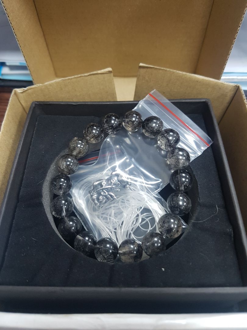 Rất đáng tiền. Sản phẩm gồm hộp, dây thay và được tặng thêm  thẻ đt 20k nữa.